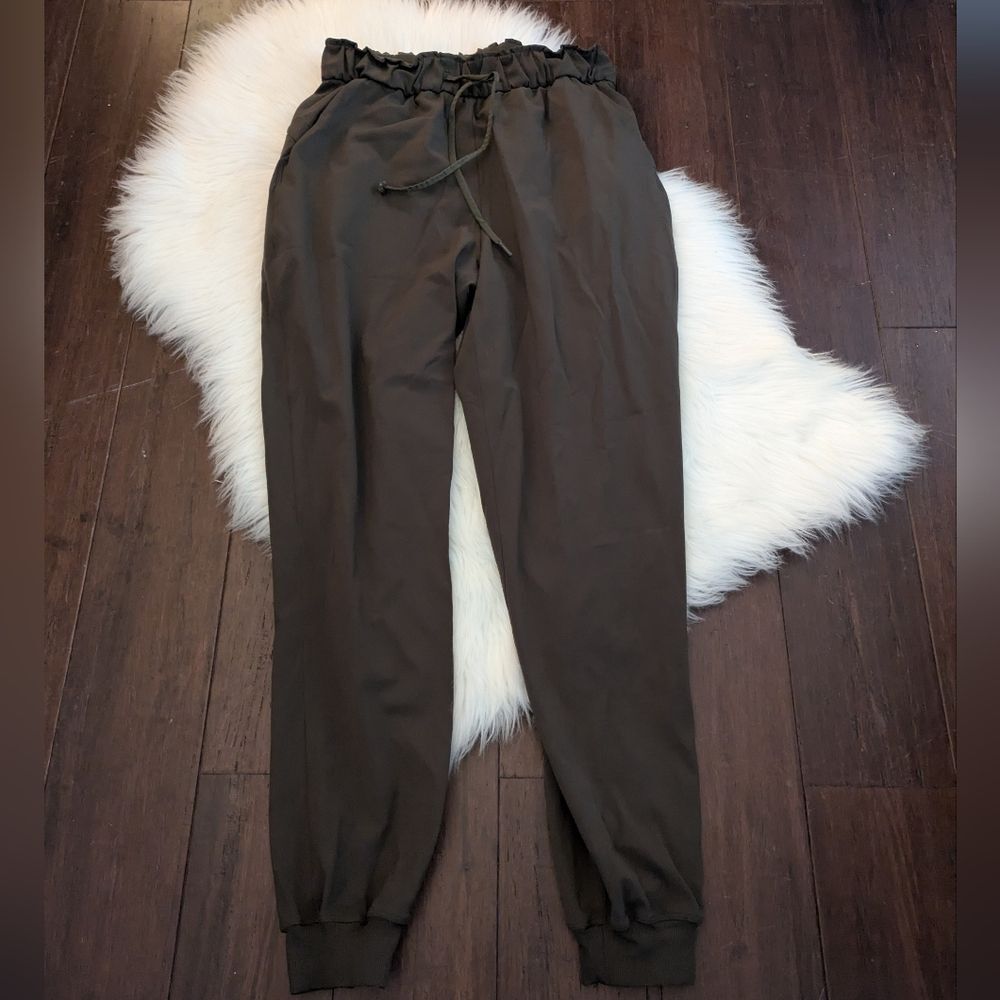 Lululemon Stretch High-Rise Jogger *Full Length Dark Olive Green W5CV4S Size 6 - Picture 3 of 7